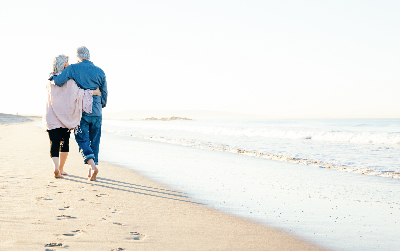 Spaziergang am Strand zu Zweit nach Diagnose Lungenkrebs