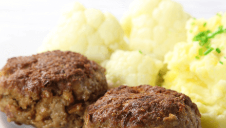 Kartoffel-Wurzelgemüse-Stampf mit gekochten Kalbsfrikadellen und Kapernsauce