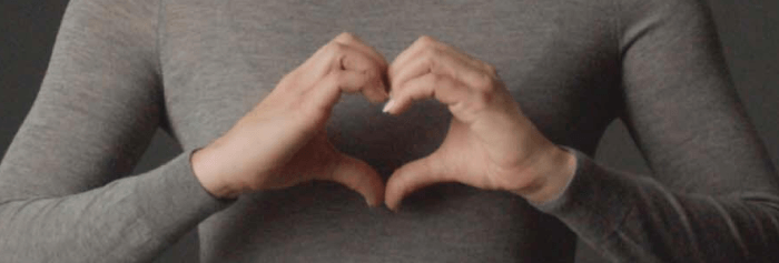 Lungenkrebs: Zwei Hände bilden ein Herz als Zeichen der Liebe